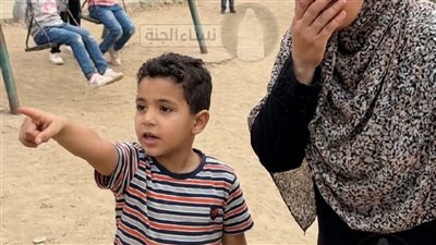 إبني وقف قدام المرجيحة