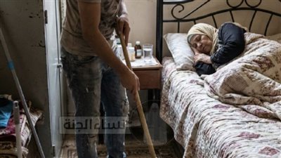 قبلتُ تنظيف بيت عجوز مقابل 200 بيزو… لكن بعد وفاتها فتحتُ رسالتها فكانت المفاجأة التي غيّرت حياتي!