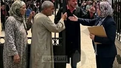 منعو والديه من دخول حفل التخرج لأنهما يرتديان شبشباً… لكن ما حدث بعد دقيقة صدم القاعة كلها!