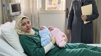 حماتها دخلت غرفتها بعد الولادة لتأخذ أحد التوأمين بالقوة… ولم تكن تعلم أنها قاضية فدرالية!
