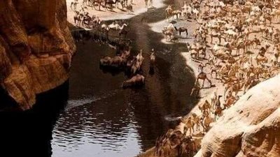 بينما انا بين النائم واليقظان اذا أتاني جبريل وميكائيل في المنام