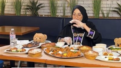 يقول صاحب المطعم كل يومين منذ شهر تآتي جارتنا
