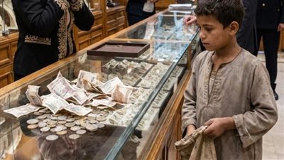 دخل طفلٌ يحمل عملاتٍ باردة… فخرج العالم كلّه أدفأ من قبل