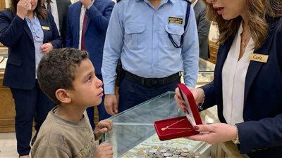 دخل طفلٌ يحمل عملاتٍ باردة… وكانت المفاجأة