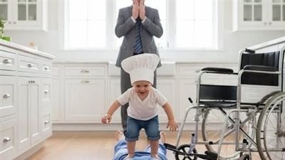 تظاهر مليونير بالسفر… فعاد ليجد معجزة في مطبخه قلبت حياته وابنه للأبد