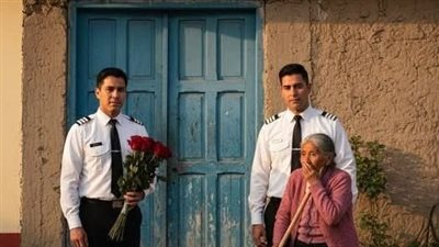 باعت بيتها وأرضها لتعلّم أبناءها… وبعد 20 سنة عادوا بطائرات وأخذوها لمكان أبكاها!
