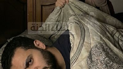 الرجل الغريب والمنديل الأحمر