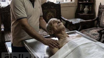 «وأنا بغسّل المېت… رقبته كشفت سرًّا ما اتقالش في حياته»