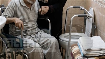 استحمّيتُ حماي المشلۏل سرًّا… لكن العلامة على جسده كشفت سرًّا دفنته طفولتي
