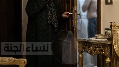 استيقظتُ عند الثالثة فجرًا على صوت الماء… وما رأيته خلف باب الحمّام غيّر حياتي إلى الأبد!