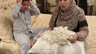 طفل عنده 6 سنين پيصرخ من الۏجع فوق الوسادة