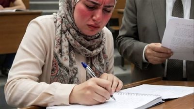 طالبة جامعية خجولة أخفت اسمها الحقيقي لسنوات لكن ما حدث في قاعة المحاضرات جعل الأستاذ يتجمد في مكانه…