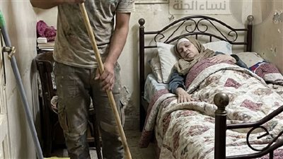 قبلتُ تنظيف بيت عجوز مقابل 200 بيزو… لكن بعد وفاتها فتحتُ رسالتها فكانت المفاجأة التي غيّرت حياتي!