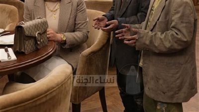 طفلان مشرّدان طلبا بقايا الطعام… لكنهما أعادا لأمٍّ قلبها المفقود