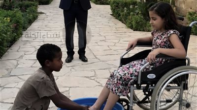 سأغسل قدمي ابنتك