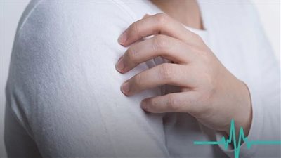حكة الجلد أسباب شائعة من البشرة الجافة إلى الأمراض العصبية والنفسية